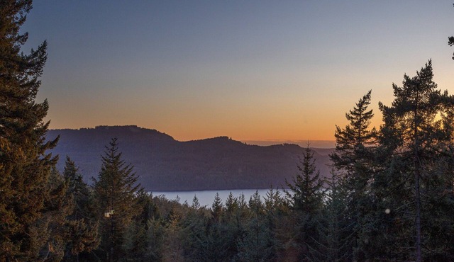 Stunning Views, Game Room, Minutes to Town, Sleeps 12