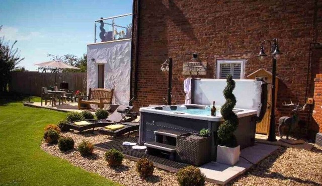 Stunning Views, Hot Tub, 5 minutes to Chester