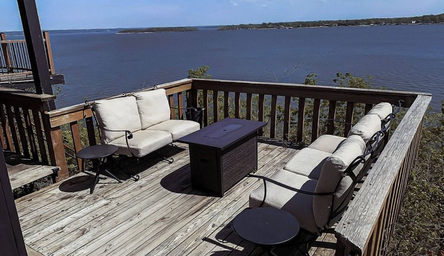 Stunning Views, Hot Tub, Pool Table, new furniture!