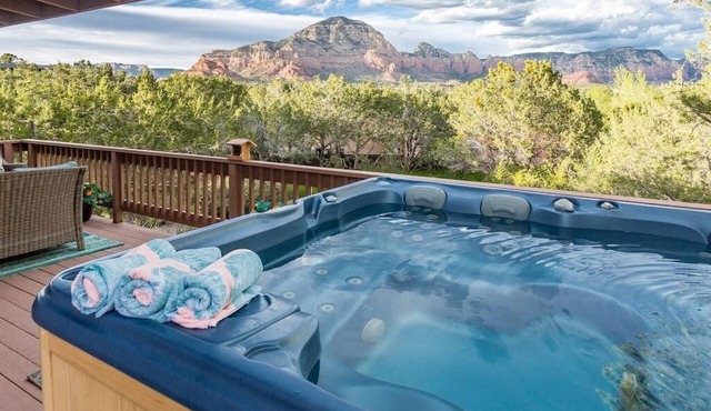 Stunning views, minutes from hiking, biking and shopping, roomy hot tub!