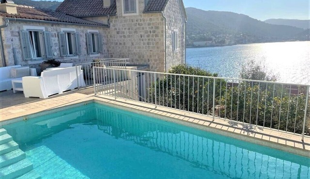 STUNNING VIEWS, NEAR SEA, SHOPS AND RESTAURANTS, ON THE UNSPOILT ISLAND OF VIS