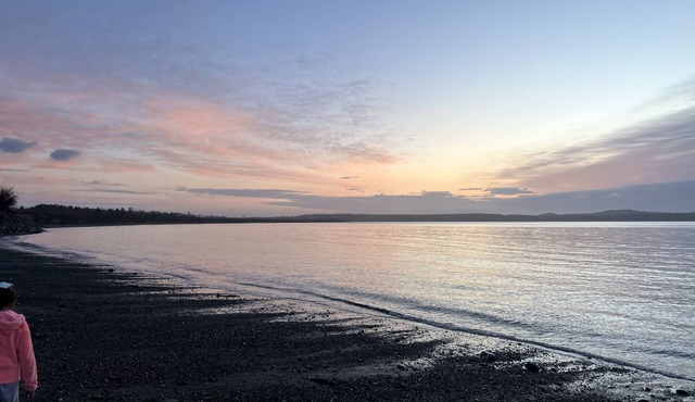 Stunning Views Oceanview Cottage - ocean view porch 2 min walk up road to beach!