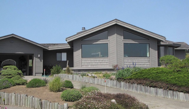 Stunning Views of CA Coast : Beautifully Remodeled Home