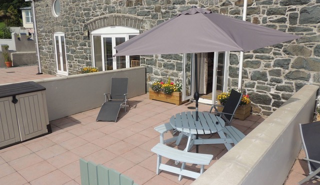 Stunning views of Cardigan Bay, quiet location, dogs welcome on a farm