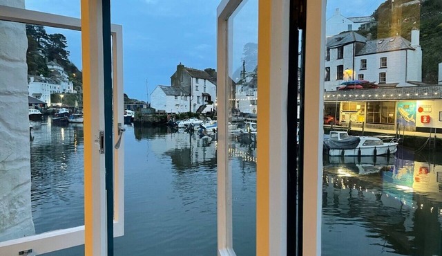 Stunning Views of Polperro Harbour from this Waterfront Cottage. Free Parking.
