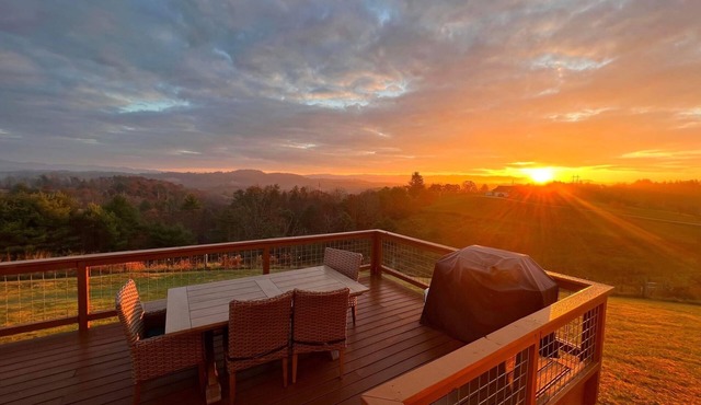 Stunning Views on 10 Acres + Biltmore Pass | Peaceful Artist's Retreat