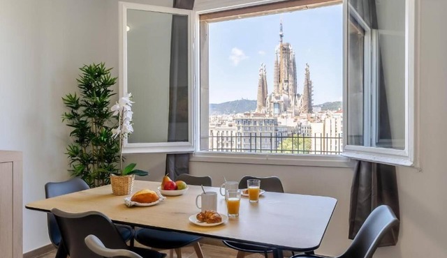 Stunning views over iconic Sagrada Familia! Building perfect for large groups!