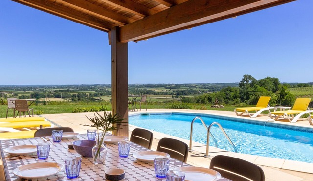 Stunning views, private pool, AC. Walk to cafe and bread. Near historic towns
