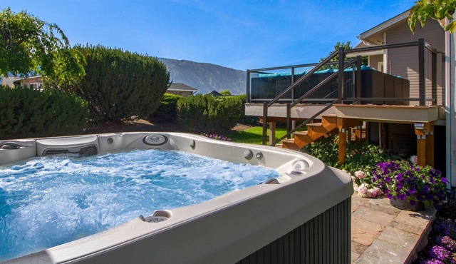 Stunning views, private hot tub, walk everywhere