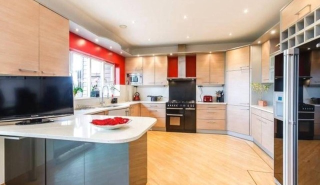 Stunning views quiet location, hot tub, Sky, al fresco dining