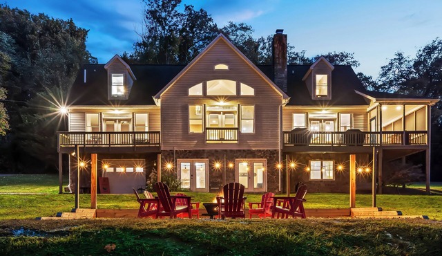 Stunning Views, Riverfront Privacy, 18-Acre Estate - Near Hikes, Wine/Breweries!