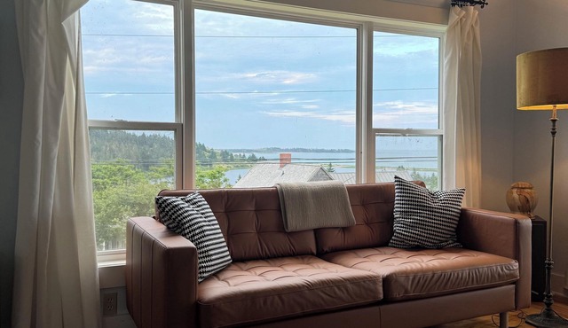Stunning views! South Shore 4BR cottage - Walk to Hirtle's Beach