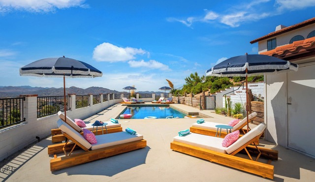 Stunning Views, Speakeasy Bar, Pool, Hot Tub, Sauna, Cold Plunge, Outdoor dining