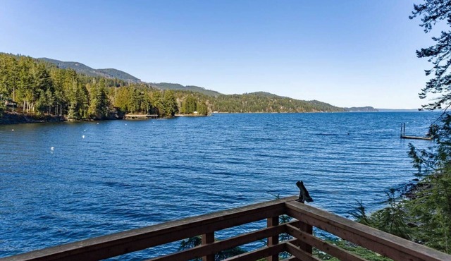 Stunning views, Strong Wi-fi, and Private Beach!