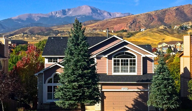 Stunning views of Pikes Peak! 4x Kings beds Near Garden of Gods Dogs OK!