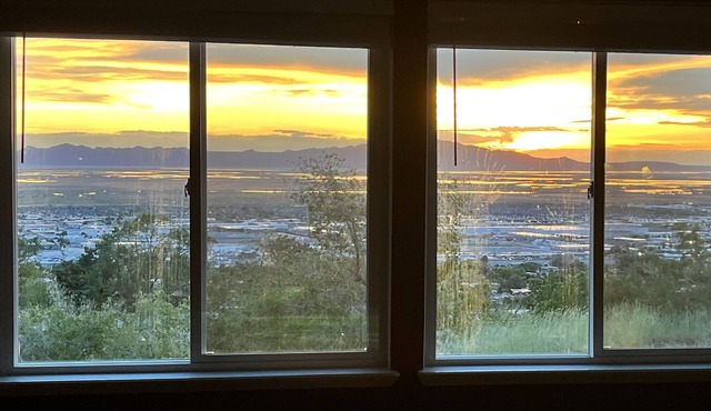 Stunning Views Spacious Lux Property convenient to Downtown Airport