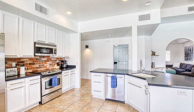 Stunning Views with POOL in Oro Valley!