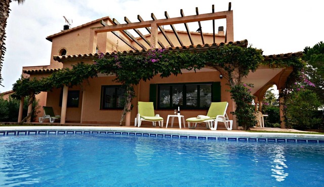 Stunning Villa in Sant Pere Pescador: Pool, A/C, BBQ, Piano, Sleeps 10