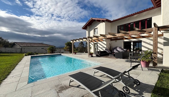 Stunning villa with heated pool and garden 10 min from center, for 12 guests