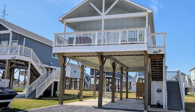 Stunning Villa with Upper Deck Views of the Gulf and Intercoastal Waterway.