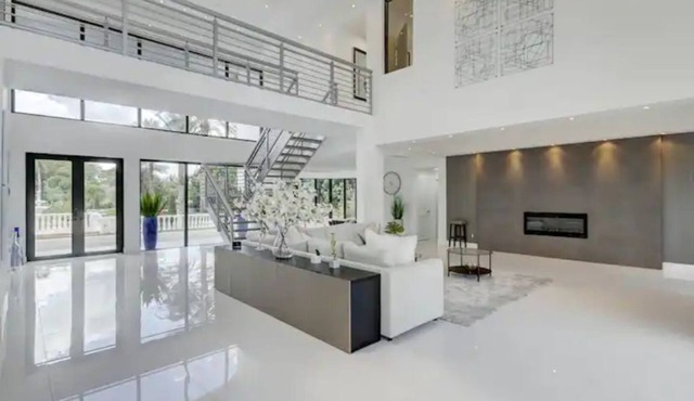 Stunning Villa with 6 BR, 5.5 Baths, on 2.9 Acres