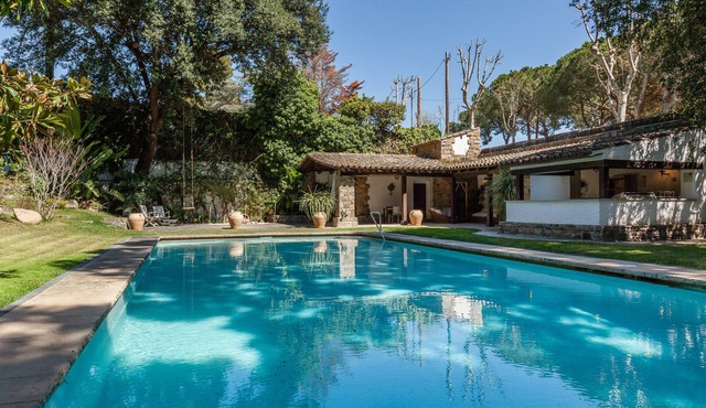 Stunning Villa 'Barcelona Country House' with Large Pool, Terrace A/C & Wi-Fi