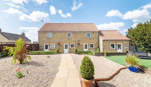 Stunning villa for 4 guests with pool, hot tub, WIFI and terrace