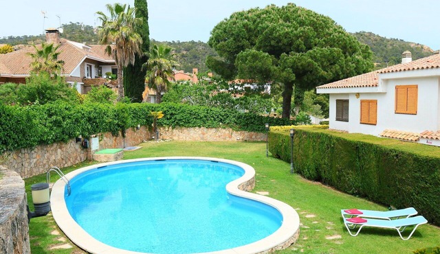 Stunning villa for 7 guests with pool, WIFI, TV and balcony
