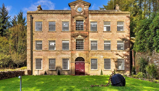 Stunning villa for 19 people with WIFI, private pool, hot tub and terrace