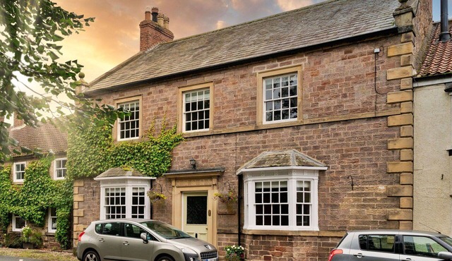 Stunning villa for 14 guests with WIFI, hot tub, TV and pets allowed