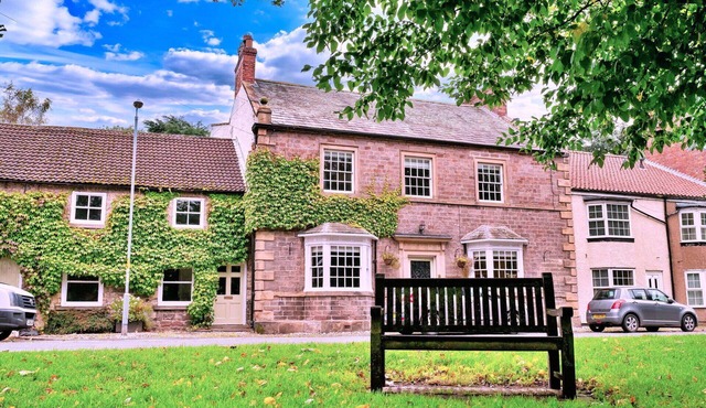 Stunning villa for 14 people with hot tub, WIFI, TV and pets allowed