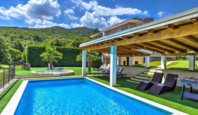 Stunning villa for 10 guests with A/C, WIFI, private pool, hot tub, TV and patio