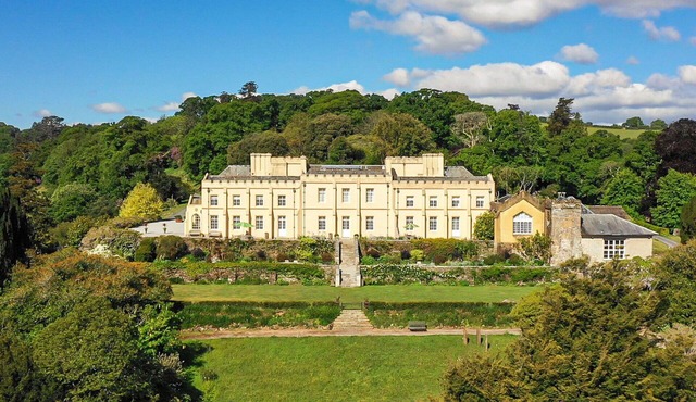 Stunning villa for 19 guests with pool, WIFI, TV, terrace and pets allowed