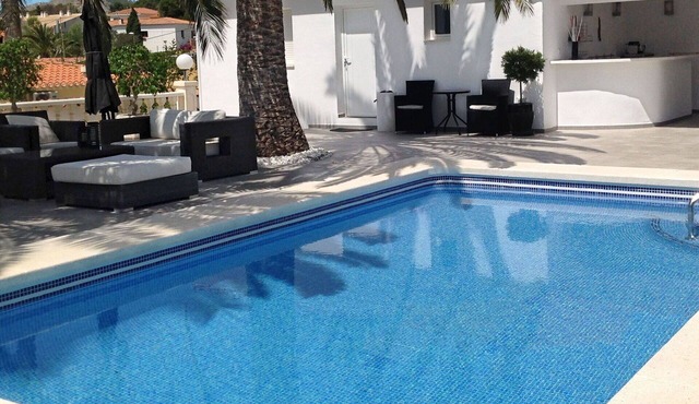 Stunning villa for 4 guests with private pool, WIFI, A/C, TV, terrace, pets allowed and parking