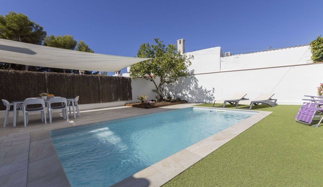 Stunning villa for 4 people with WIFI, A/C, private pool, TV and patio