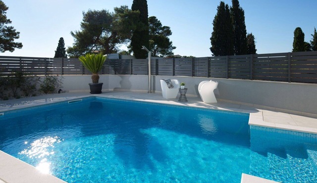 Stunning villa for 6 guests with A/C, WIFI, private pool, TV and terrace