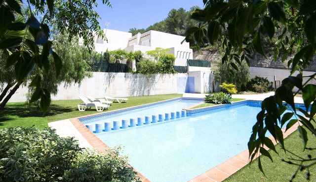 Stunning villa for 6 people with A/C, WIFI, pool, TV and patio
