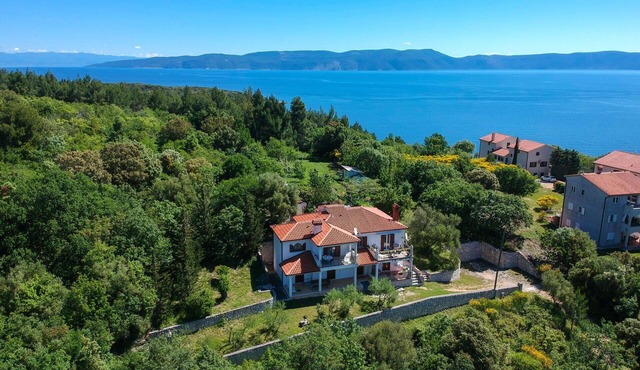 Stunning villa for 9 guests with A/C, WIFI, TV, terrace, pets allowed and parking
