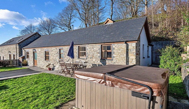 Stunning villa for 6 guests with hot tub, WIFI, TV and pets allowed