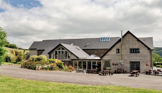 Stunning villa for 19 guests with hot tub, WIFI and pets allowed