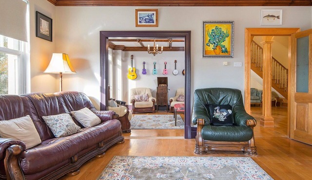 Stunning villa for 19 guests with hot tub, private pool, WIFI and pets allowed