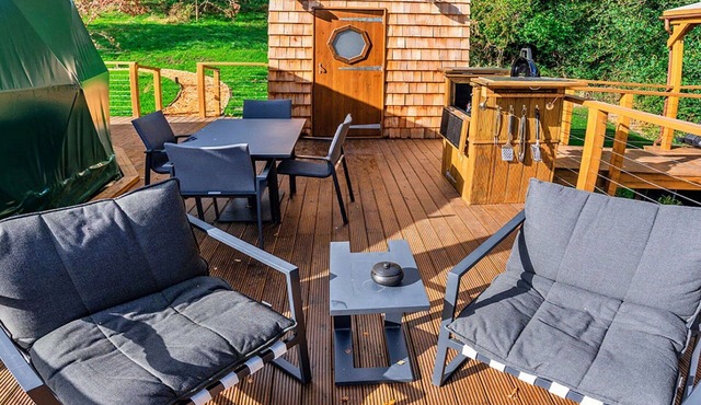 Stunning villa for 4 guests with WIFI, hot tub and terrace