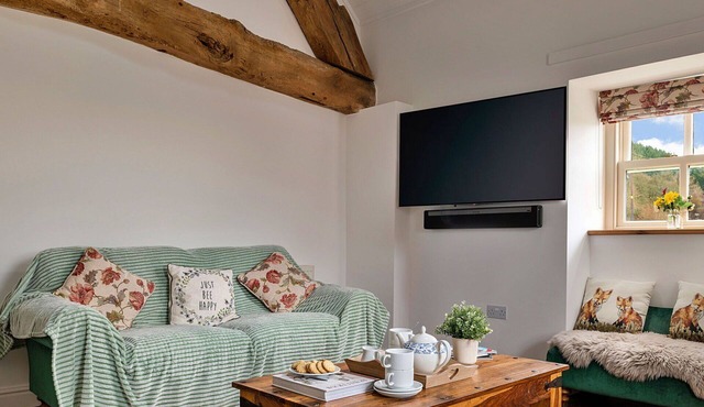 Stunning villa for 4 guests with hot tub, WIFI, TV and terrace