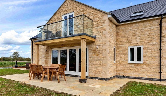 Stunning villa for 6 guests with WIFI, pets allowed and parking