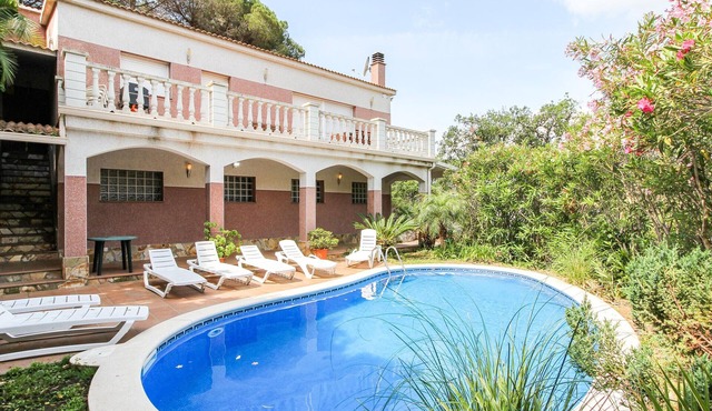 Stunning Villa with Private Pool, A/C, Near Beach, Mountain Views, and Parking