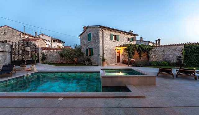 Stunning villa with private pool, whirlpool, darts, billiards, table tennis, gym