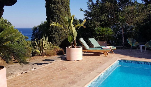 Stunning villa with sea views, pool and 300 metres to Pramousquier beach