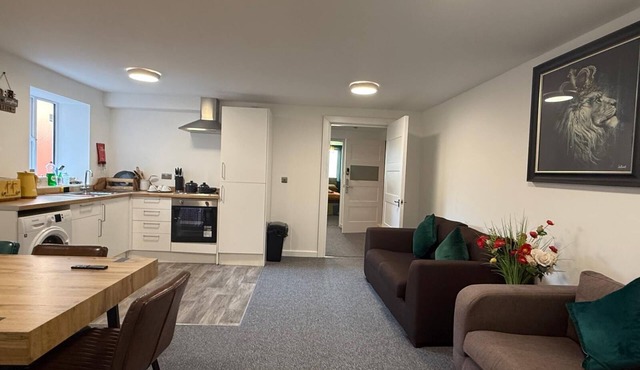 Stunning Villa with Secluded Garden - Sleeps 10 - ideal for Groups & Families