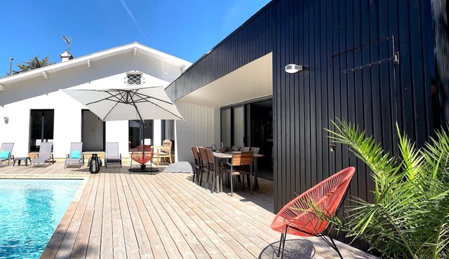 Stunning villa with heated pool - 150m from the beach - In construction