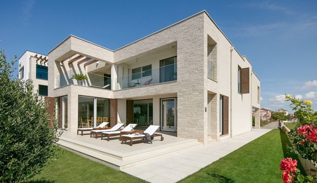 Stunning Villa with Pool in Sukosan